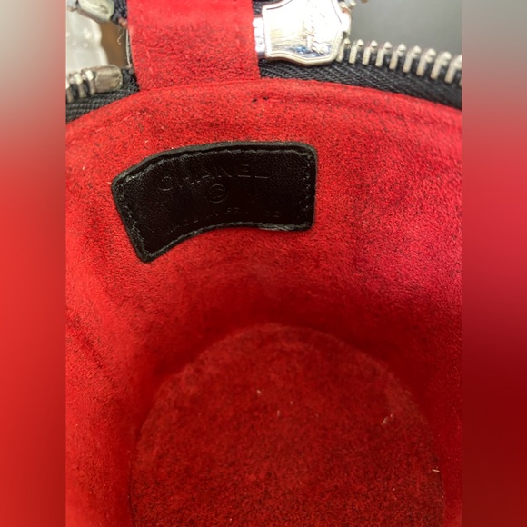 Extremely rare, authentic CHANEL Black Patent Leather quilted cylinder wristlet - Picture 4 of 4